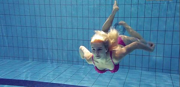  Hot Elena shows what she can do under water